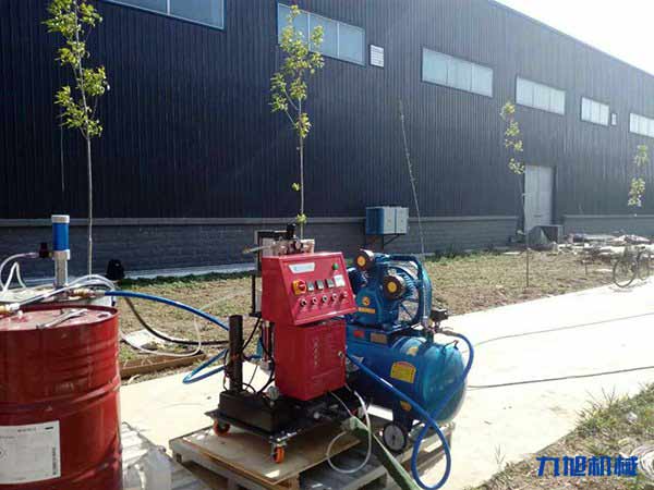 Q5200-380V湖北聚氨酯噴涂機銷售中心(圖2) 聚氨酯噴涂機高墻體保溫施工案例